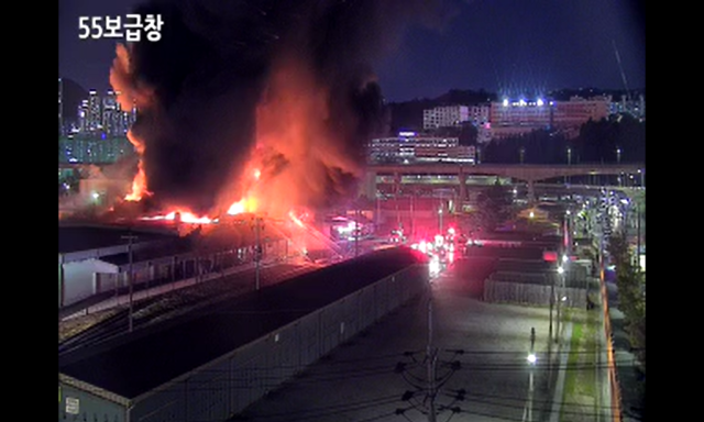 지난 24일 부산 동구 범일동 주한미군 55보급창에서 일어난 화재 장면. 경찰청 도시교통정보센터(UTIC) CCTV 화면