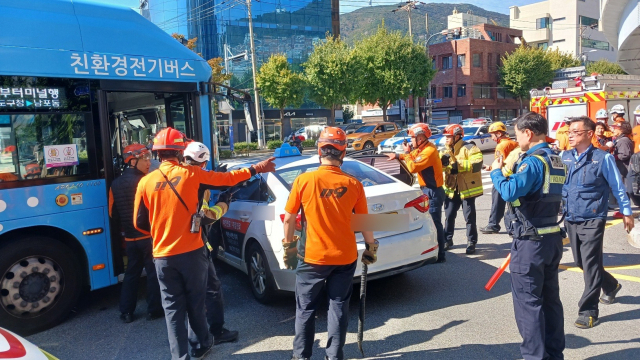 26일 부산 서구 동대신동 사거리에서 시내버스와 택시가 부딪치는 사고가 일어났다. 부산소방재난본부 제공