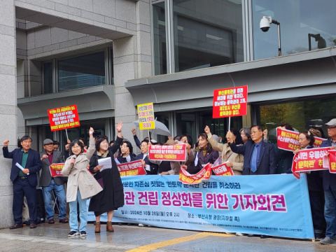 28일 부산시청 앞에 모인 부산 지역 문인들이 부산문학관 건립 정상화를 위한 기자회견을 열고 있다. 박종호 기자