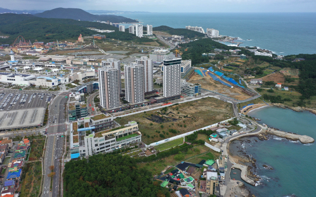 부산 기장군 오시리아 관광단지에 호텔신라의 5성급 호텔과 콘도가 들어선다. 호텔신라가 들어설 기장군 기장읍 시랑리 일대 모습. 뒤쪽으로 아난티와 반얀트리가 보인다. 정종회 기자 jjh@