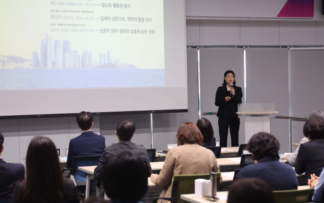 부산시 도시경관 역량 강화 워크숍이 29일 오후 부산 동구 부산유라시아플랫폼에서 경관위원회 위원, 경관 업무 담당자, 유관 기관 관계자 등이 참석한 가운데 열렸다. 이재찬 기자 chan@