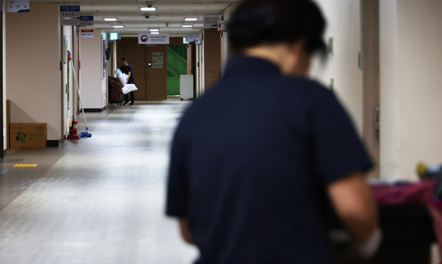 지난 21일 서울 종로구 정부서울청사에서 공무직근로자가 업무에 임하고 있다. 행정안전부는 행정안전부와 소속기관에서 근무하는 공무직 근로자의 정년이 만 60세에서 최대 만 65세로 연장하는 내용의 '행안부 공무직 등에 관한 운영 규정'을 최근 시행해 운영하고 있다고 지난 20일 밝혔다. 연합뉴스