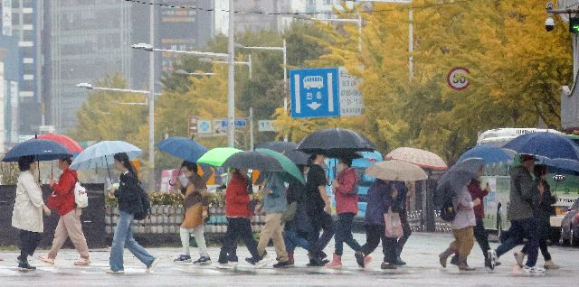 지난달 22일 가을비가 내리는 오전 부산 동래역 앞에서 출근길 시민들이 발걸음을 옮기고 있다. 김종진 기자 kjj1761@