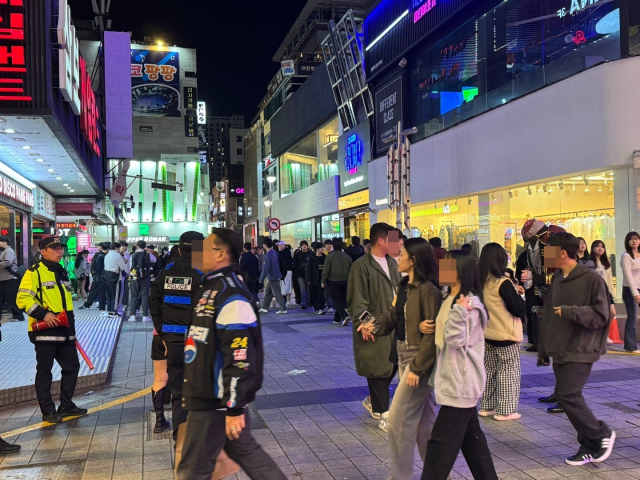 31일 오후 10시께 부산 부산진구 서면 젊음의거리 일대에 인파가 집중돼 경찰이 현장 순찰과 안전 통제에 나섰다. 손희문 기자