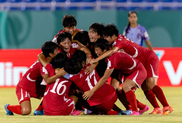 4일(한국시간) 도미니카공화국 산토도밍고에서 열린 FIFA U-17 여자 월드컵, 북한과 스페인의 결승전에서 북한 선수들이 경기 중 득점을 축하하고 있다. AFP연합뉴스