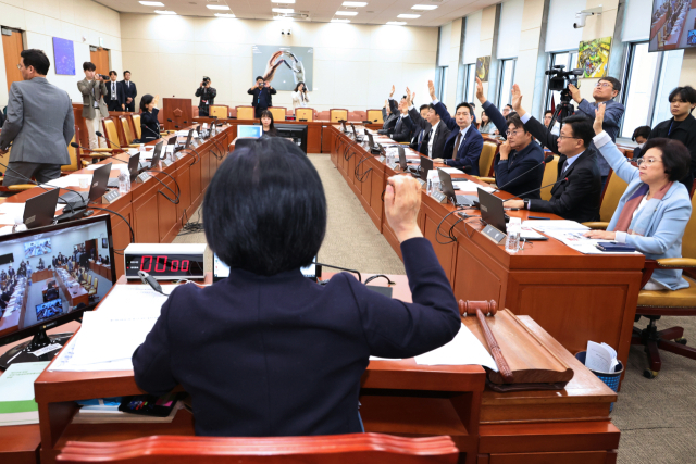 5일 오전 서울 여의도 국회에서 열린 과학기술정보방송통신위원회 전체회의에서 '한국방송공사 사장후보자(박장범) 인사청문회 실시계획서 채택의 건'이 표결 처리되고 있다. 국민의힘 의원들은 거수 표결이 시작되자 회의장에서 퇴장했다. 연합뉴스