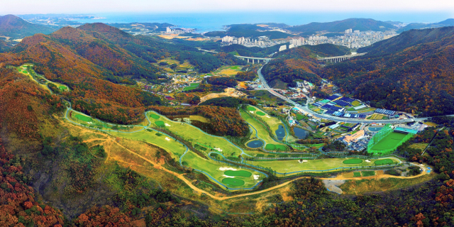 부산 기장군 만화리 산자락에 있는 기장 동원로얄CC는 탁 트인 바다 전망과 아름다운 산세를 감상하며 9홀 골프를 즐길 수 있는 대중형 골프장이다. 기장 동원로열CC 제공