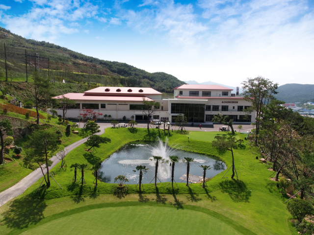 양산 동원로얄CC는 동원개발의 전통과 경험을 바탕으로 양산 능걸산에 18홀, 7262야드 규모의 전략적 코스를 갖춘 골프장이다. 양산 동원로얄CC 제공