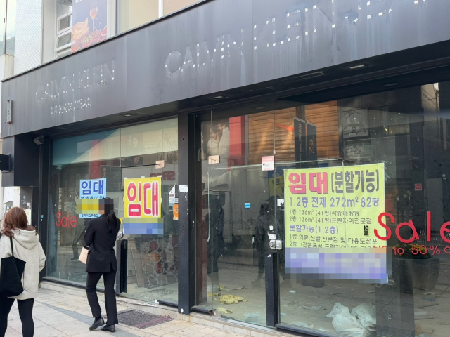 올해 2분기에도 소비 위축이 이어지면서 술집 매출이 1년 전보다 10% 가까이 줄어든 것으로 나타났다. 사진은 부산 중구 남포동 광복로 일대 공실이 즐비한 상가 모습. 부산일보DB
