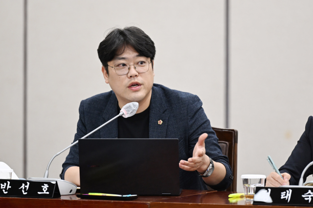 부산시의회 기재위 반선호 의원이 11일 부산시 기획조정실 행정사무감사에서 공공기관 비정규직 처우에 대해 질타했다. 시의회 제공