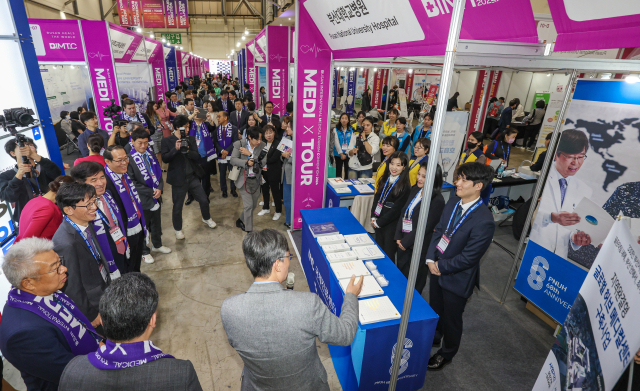 지난 8일 부산 해운대구 벡스코 제1전시장에서 열린 2024 부산국제의료관광컨벤션에서 참석 내빈들이 부산대학교병원 부스를 둘러보며 관계자의 설명을 듣고 있다. 김종진 기자 kjj1761@