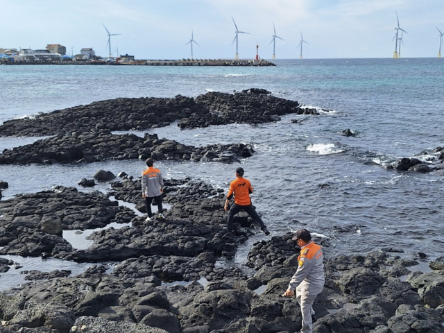 제주 비양도 북서쪽 해상에서 발생한 금성호 침몰사고 이틀째인 9일 제주도 해안에서 도보 수색이 진행되고 있다. 연합뉴스