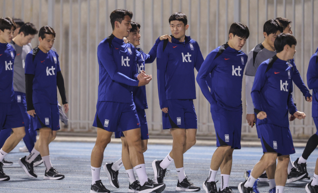 11회 연속 월드컵 본선 진출에 도전하는 한국 축구대표팀 선수들이 11일 오후(현지시간) 쿠웨이트 압둘라 알 칼리파 스타디움에서 열린 팀 훈련에서 경기장을 가볍게 걸으며 컨디션을 점검하고 있다. 연합뉴스