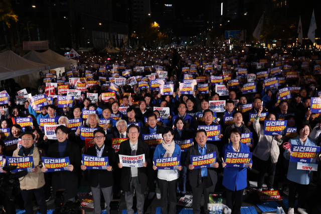 더불어민주당 이재명 대표, 박찬대 원내대표 등이 9일 오후 서울 숭례문 일대에서 더불어민주당 주최로 열린 '김건희·윤석열 국정농단 규탄·특검 촉구 제2차 국민행동의 날' 장외집회에서 구호를 외치고 있다. 연합뉴스