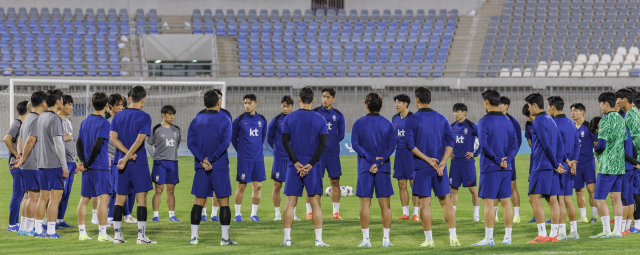 11회 연속 월드컵 본선 진출에 도전하는 한국 축구대표팀 홍명보 감독과 코치진, 손흥민을 비롯한 선수들이 12일 오후(현지시간) 쿠웨이트 압둘라 알 칼리파 스타디움에서 열린 팀 훈련에 앞서 팀미팅하고 있다. 연합뉴스