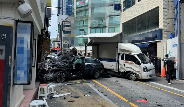 지난 9월 부산 해운대구 중동의 한 도로에서 승용차가 인도를 침범해 보행자 2명이 숨지는 일이 발생했다. 부산일보 DB