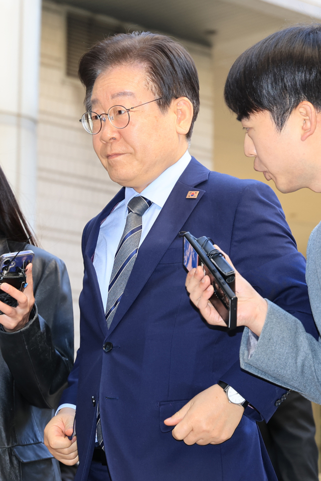 더불어민주당 이재명 대표가 지난 12일 오전 서울 서초구 서울중앙지방법원에서 열린 대장동·백현동·위례신도시 개발비리 및 성남FC 불법 후원금 의혹 사건 1심 속행 공판에 출석하며 취재진 질문을 듣고 있다. 이 대표는 답변 없이 법정으로 향했다. 연합뉴스