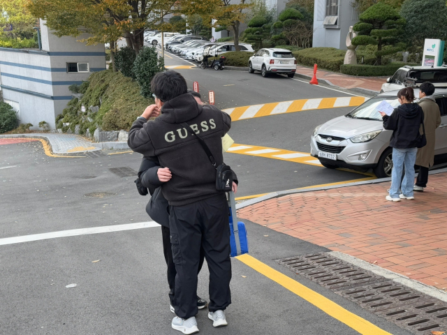 14일 오전 2025학년도 대학수학능력시험이 치러진 부산 사하구 괴정동 동아고등학교 앞에서 한 교사가 시험장에 도착한 수험생을 격려하고 있다. 손희문 기자 moonsla@