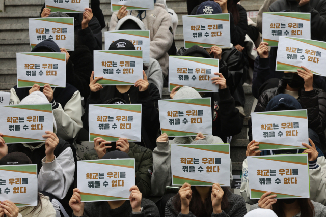 동덕여대학생들이 '학교는 우리를 꺾을 수 없다'라고 적힌 손팻말을 들고있는 모습. 연합뉴스