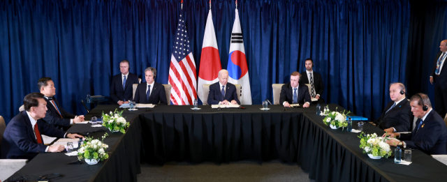 아시아태평양경제협력체(APEC) 정상회의 참석차 페루를 방문 중인 윤석열 대통령이 15일(현지시간) 페루 리마 컨벤션센터에서 열린 한미일 정상회의에서 발언하고 있다. 연합뉴스