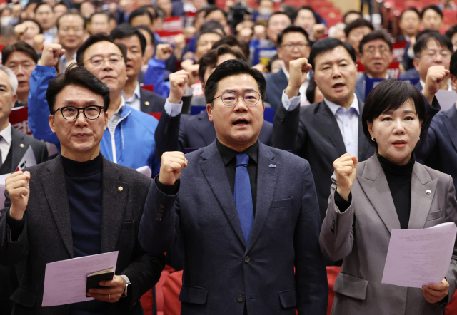 16일 오후 서울 여의도 국회의원회관에서 열린 전국 지역위원장-국회의원 비상 연석회의에서 더불어민주당 박찬대 원내대표(가운데), 김민석(왼쪽)·전현희 의원을 비롯한 참석자들이 정권규탄 구호를 외치고 있다. 연합뉴스