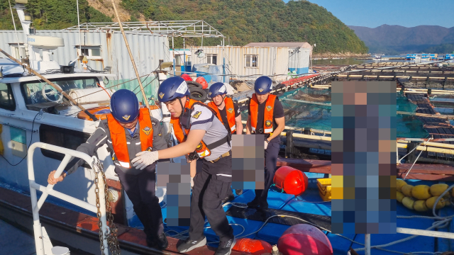 16일 오후 3시 15분 통영시 추봉도 인근 양식장에서 부표 정리 작업을 하던 60대 남성이 바다에 빠져 숨졌다. 신고를 받고 출동한 해양경찰 구조대가 익수자를 119구급대에 인계하고 있다. 통영해양경찰서 제공