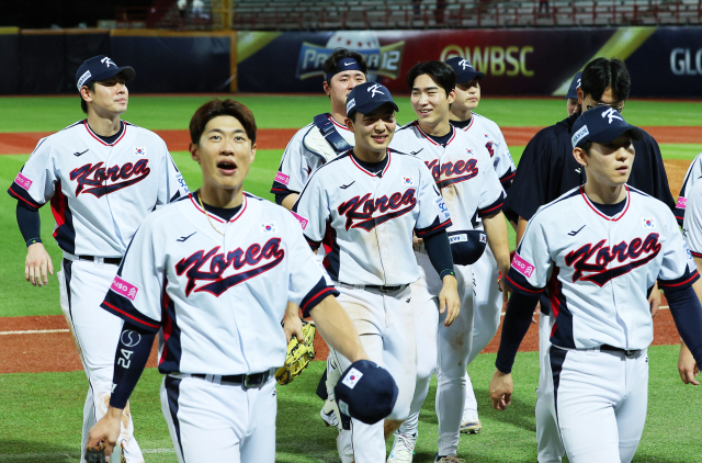 16일 오후 대만 타이베이 톈무야구장에서 열린 세계야구소프트볼연맹(WBSC) 프리미어12 2024 B조 조별리그 대한민국과 도미니카공화국의 경기. 승리를 거둔 대한민국 선수들이 함께 기뻐하고 있다. 연합뉴스