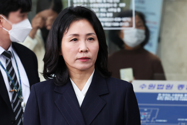 공직선거법 위반 혐의로 불구속기소 된 더불어민주당 이재명 대표의 배우자 김혜경 씨가 지난해 11월 14일 오후 경기도 수원시 영통구 수원지방법원에서 열린 1심 선고공판을 마치고 나오고 있다. 연합뉴스