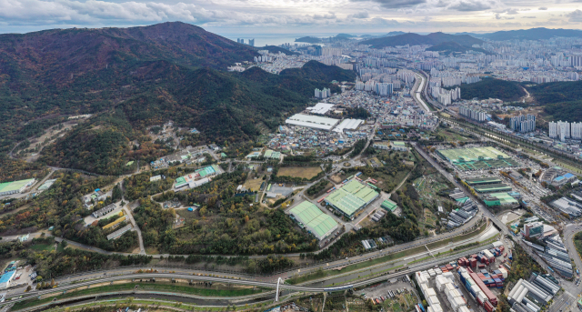 센텀2지구 조성 사업이 방산업체 (주)풍산의 이전 지체로 매년 공사채 이자만 수백억 원씩 내야 할 상황에 처했다. 판교 수준으로 조성원가가 높아진다면 산단 자체의 경쟁력이 상실될 것이라는 우려마저 나온다. 풍산 부산공장과 부산 센텀2지구 조성 예정지 전경. 김종진 기자 kjj1761@