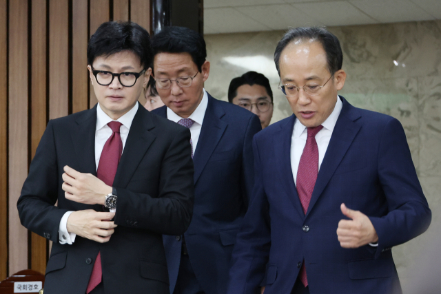 국민의힘 한동훈 대표와 추경호 원내대표, 김상훈 정책위의장이 21일 오전 서울 여의도 국회에서 열린 '재정준칙 도입을 위한 긴급 정책간담회'에 참석하고 있다. 연합뉴스