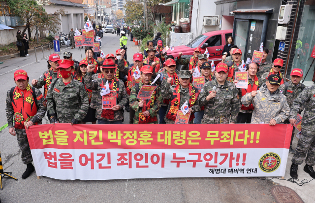 해병대예비역연대 회원들이 21일 오후 채모 상병 순직사건 수사 관련 항명 및 상관명예훼손 혐의로 기소된 박정훈 전 해병대 수사단장의 결심 공판이 열리는 서울 용산구 중앙지역군사법원 앞에서 기자회견을 열고 구호를 외치고 있다. 연합뉴스