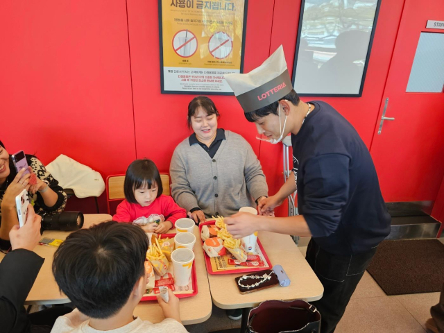 20일 롯데리아 부산 개금점에서 서빙을 하고 있는 롯데 외야수 황성빈. 롯데 자이언츠 제공