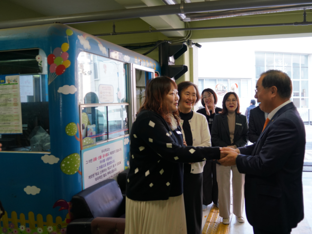 하윤수 부산시교육감은 21일 오전 부산 남구 대연동 부산구화학교를 방문해 구화학교 특수교사 김가나 선생님을 격려했다. 부산시교육청 제공