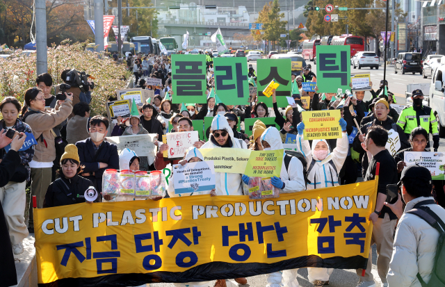 부산에서 열리는 유엔 플라스틱 협약 제5차 정부간협상위원회(INC-5) 회의를 앞두고 16개 환경단체로 구성된 ‘플뿌리연대’(플라스틱 문제를 뿌리 뽑는 연대) 회원들과 전 세계 환경단체 회원들이 23일 오후 강력한 플라스틱 협약을 촉구하며 회의가 개최되는 부산 벡스코 주위를 행진하고 있다. 정종회 기자 jjh@