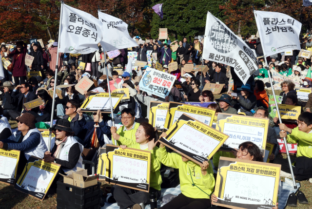 16개 환경단체로 구성된 ‘플뿌리연대’(플라스틱 문제를 뿌리 뽑는 연대) 회원들과 전 세계 환경단체 회원들이 23일 오후 부산 해운대구 올림픽공원에서 강력한 플라스틱 협약을 촉구하는 집회를 진행하고 있다. 정종회 기자 jjh@