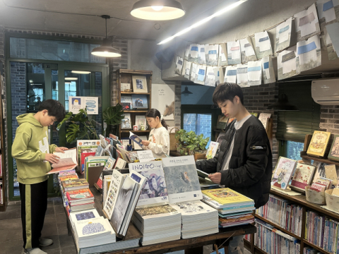 인디고서원에서 학생들이 책을 보고 있다. 인디고서원 제공