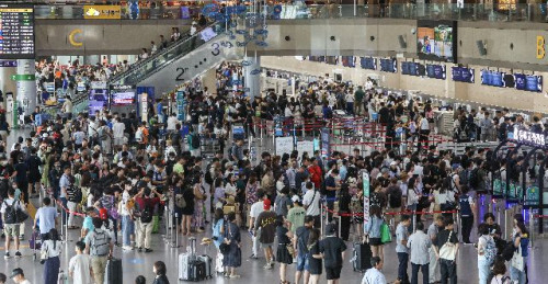 본격적인 휴가철에 접어든 지난 7월 31일 오전 부산 김해국제공항 국제선 출국장이 휴가를 떠나는 여행객들로 붐비고 있다. 김종진 기자 kjj1761@