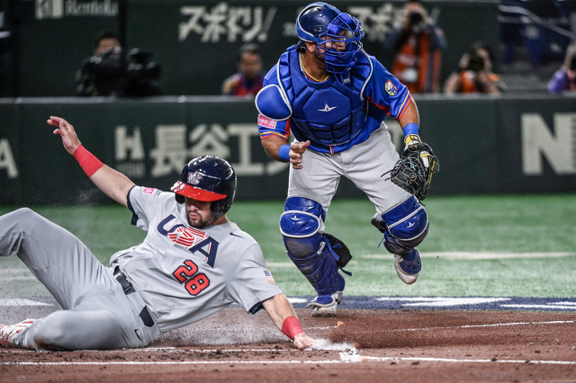 WBSC 프리미어12 2024 동메달 결정전에서 득점을 올리고 있는 미국의 크리스 오케이(왼쪽). WBSC 소셜미디어 캡처