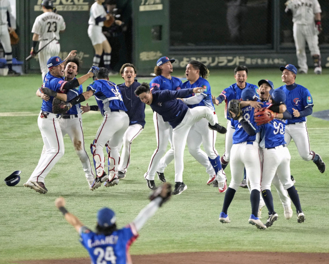 대만 선수들이 24일 일본과의 WBSC 프리미어12 2024 결승전에서 우승을 확정짓자 서로 부등켜안으며 기뻐하고 있다. 로이터연합뉴스