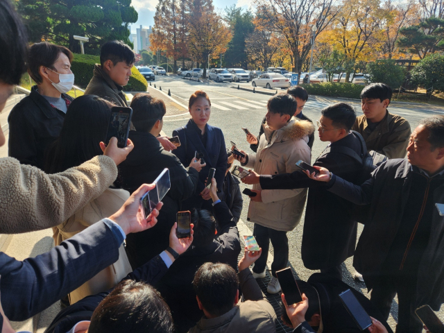 ‘대통령 부부 공천 개입 의혹’을 폭로한 강혜경 씨가 25일 오전 창원지검 현관 앞에서 취재진을 만나 질의응답하고 있다. 강대한 기자