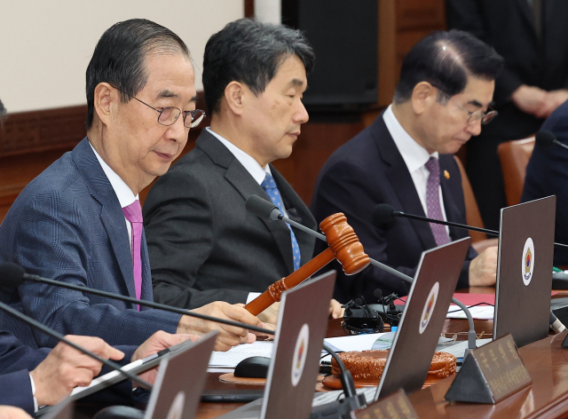 한덕수 국무총리가 26일 오전 정부서울청사에서 열린 국무회의에서 개의선언을 하고 있다. 연합뉴스