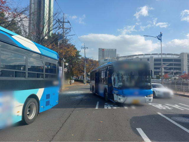 26일 오후 2시 20분께 마산회원구 양덕동 창원NC파크 사거리에서 석전교 사거리 방향으로 운행하던 시내버스 2대가 충돌해 파손된 모습. 독자 제공