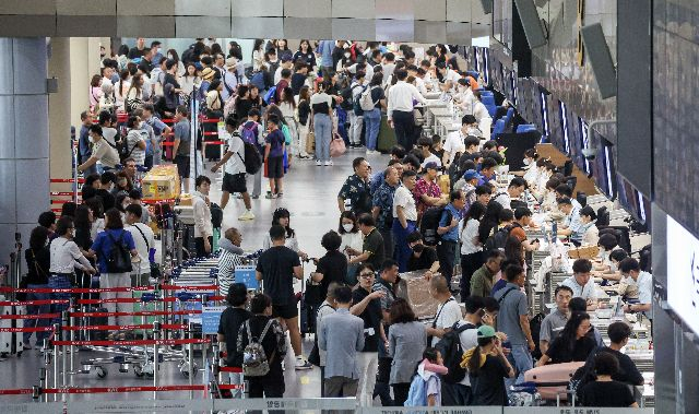 부산 김해국제공항 국제선 출국장이 휴가를 떠나는 여행객들로 붐비고 있다. 부산일보DB