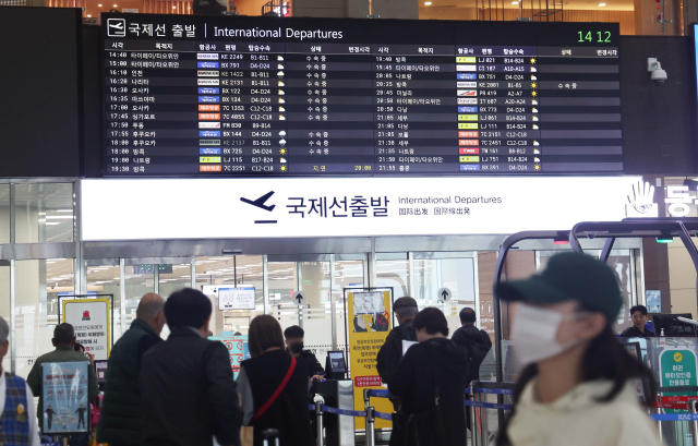 항공업계가 환율·유가 변동에 따른 수익성 제고를 위해 동남아와 일본 소도시 등 노선 다변화를 꾀하고 있다. 26일 오후 김해국제공항 국제선 출국장 모습. 이재찬 기자 chan@