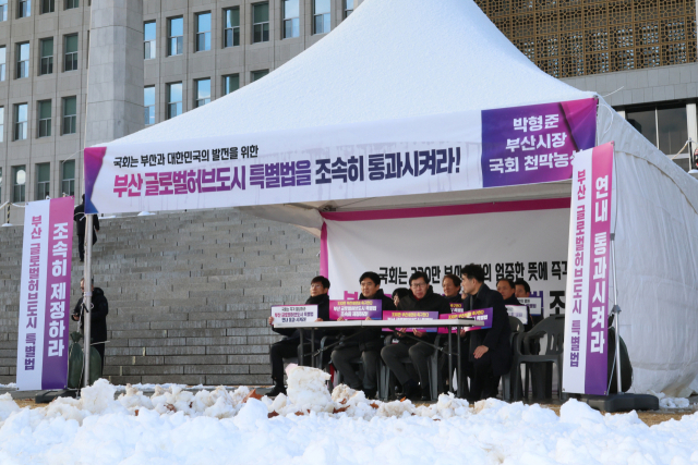 박형준 부산시장이 27일 국회 본관 앞에서 부산글로벌허브도시특별법 처리를 압박하는 천막농성에 돌입했다. 부산시 제공.