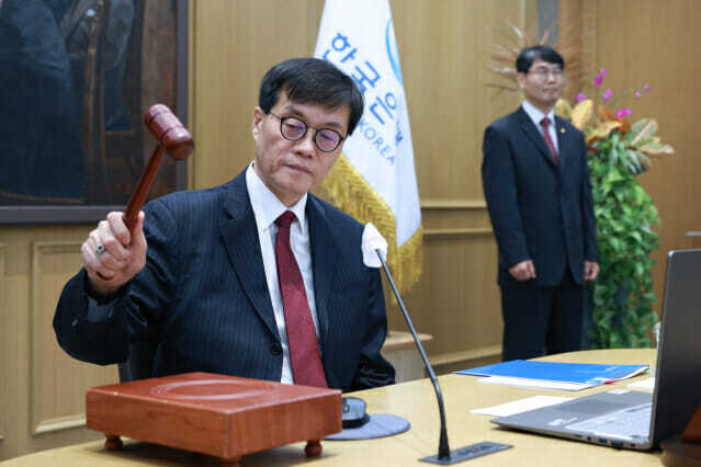 이창용 한국은행 총재가 28일 오전 서울 중구 한국은행에서 열린 금융통화위원회에서 의사봉을 두드리고 있다. 한국은행 제공