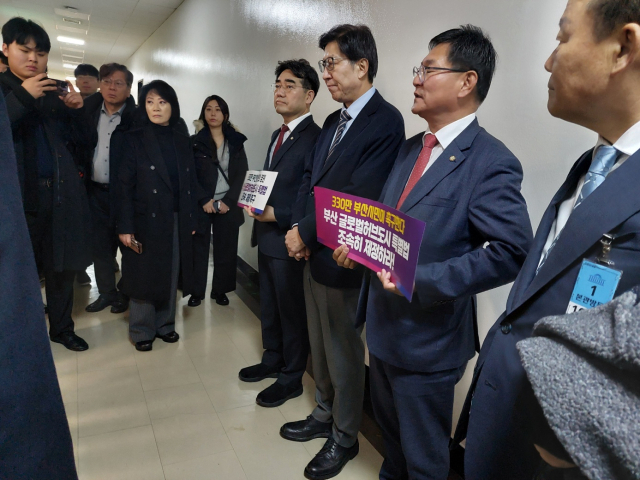 박형준 부산시장이 28일 국회에서 부산글로벌허브도시특별법 처리를 촉구하는 ‘피켓시위’에 나섰다. 박 시장은 국회의원이 아니어서 피켓을 들 수 없다는 국회 관계자의 지적에 따라 박 시장은 피켓을 들지 않았고 국민의힘 이헌승, 이성권 의원이 피켓을 들었다. 김종우 기자.