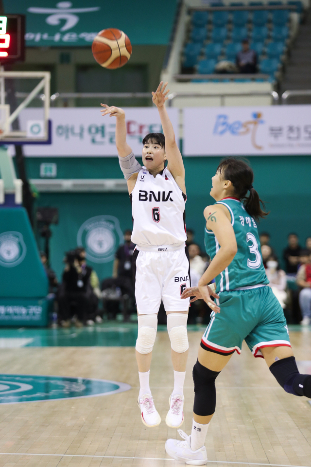 부산 BNK 이소희(왼쪽)가 27일 열린 하나은행전에서 3점슛을 시도하고 있다. WKBL 제공