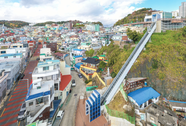 부산 산복도로 곳곳에 경사형 엘리베이터를 포함한 고지대 이동 수단이 내년까지 총 22개로 확대될 예정이다. 9월 완공된 부산진구 범천동 호천마을의 경사형 엘리베이터가 28일 운영되고 있다. 김종진 기자 kjj1761@