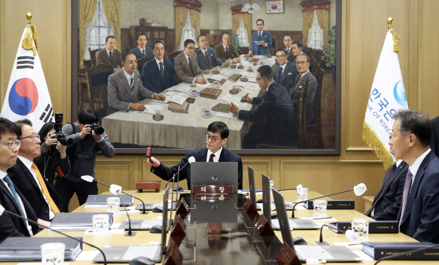 이창용 한국은행 총재가 28일 서울 중구 한국은행에서 열린 금융통화위원회에서 의사봉을 두드리고 있다. 연합뉴스